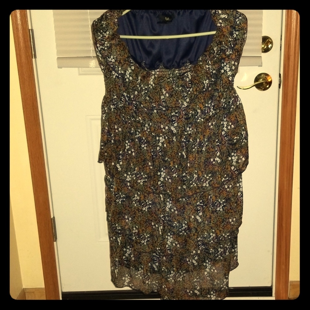 Sleeveless tiered floral pattern dress